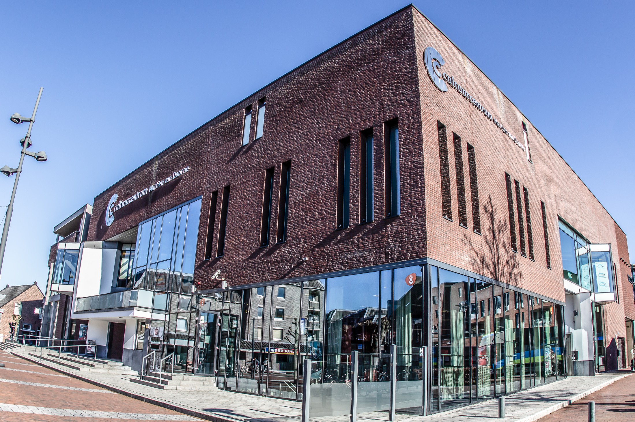 Cultuurcentrum Deurne vestiging in stralend zonlicht.